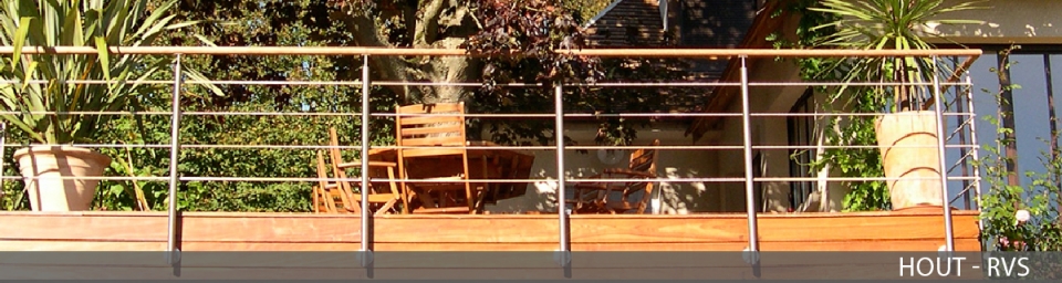 Ein Geländer aus Edelstahl und Holz ist an einem Balkon angebracht.