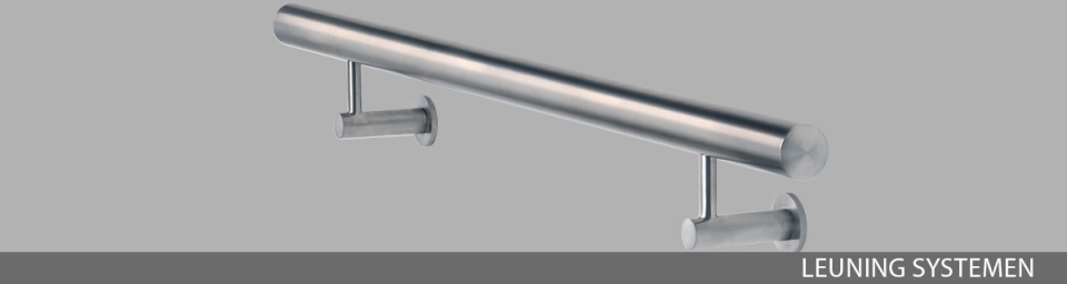 Ein Edelstahlhandlauf ist an einer Wand angebracht.