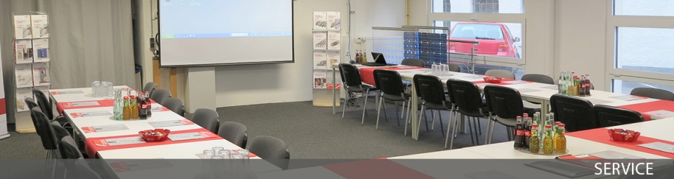 Ein Schulungsraum ist für eine Schulung eingedeckt.