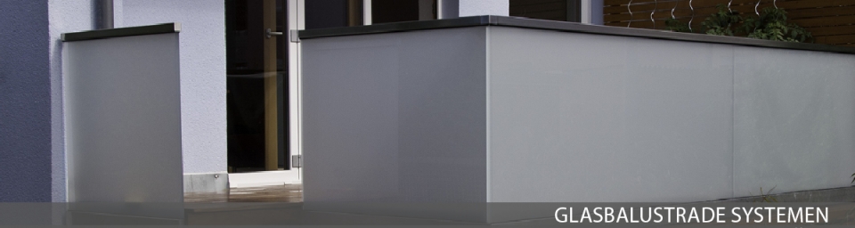 Ein Geländer aus Milchglas dienst als Sichtschutz für eine Terasse.