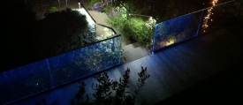 Gartenanlage_priv_Ganzglasgelaender_LED.jpg