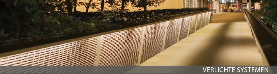 Ein Weg wird von beiden Seiten durch Geländer beleuchtet.